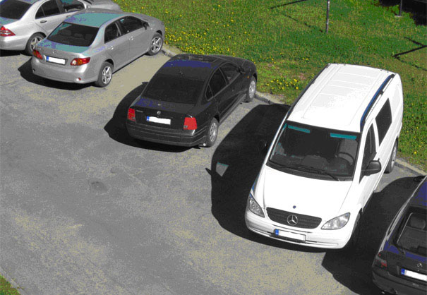 Pilt näitab selgelt, kuidas halb gabariiditunnetus või kiiruga pargitud auto kaotab parklas parkimiskohti