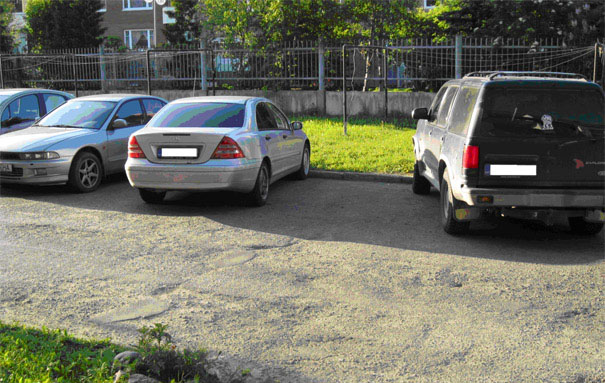 Pilt illustreerib hästi, kuidas erineva nurga all parkimine vähendab parkla mahutavust. Ilma markeeringuta on võimatu öelda, kumba autojuhi valitud parkimisnurk on õige.